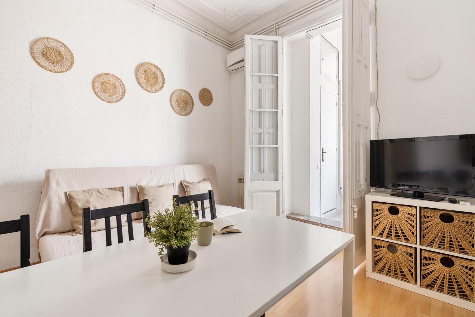 Spacious 5-bedroom In Apartment *