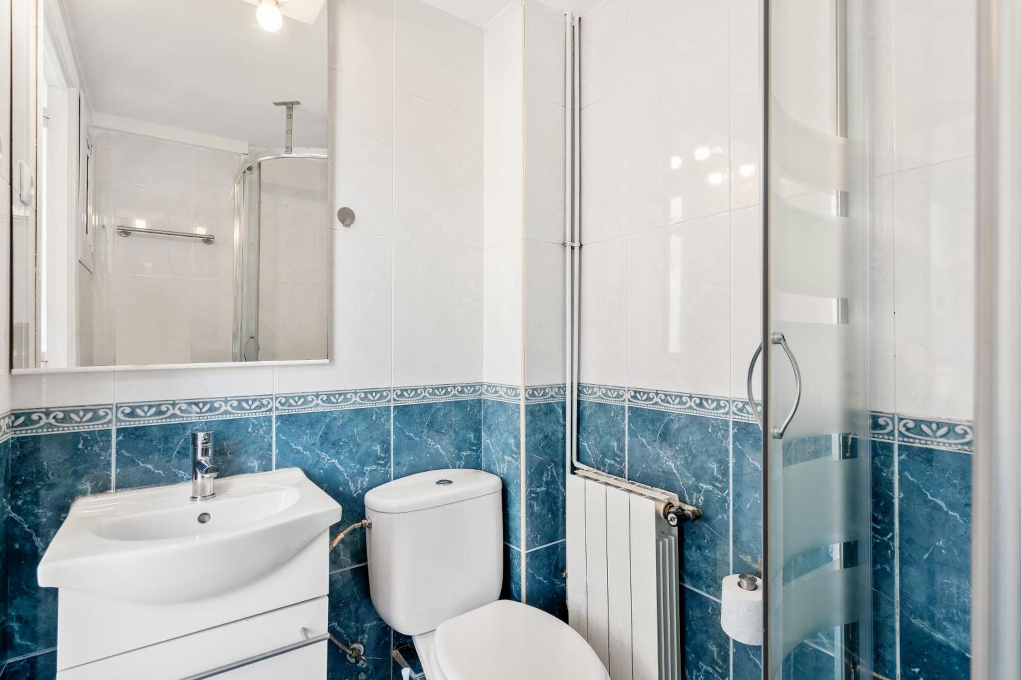 Spacious 5-bedroom In Apartment *