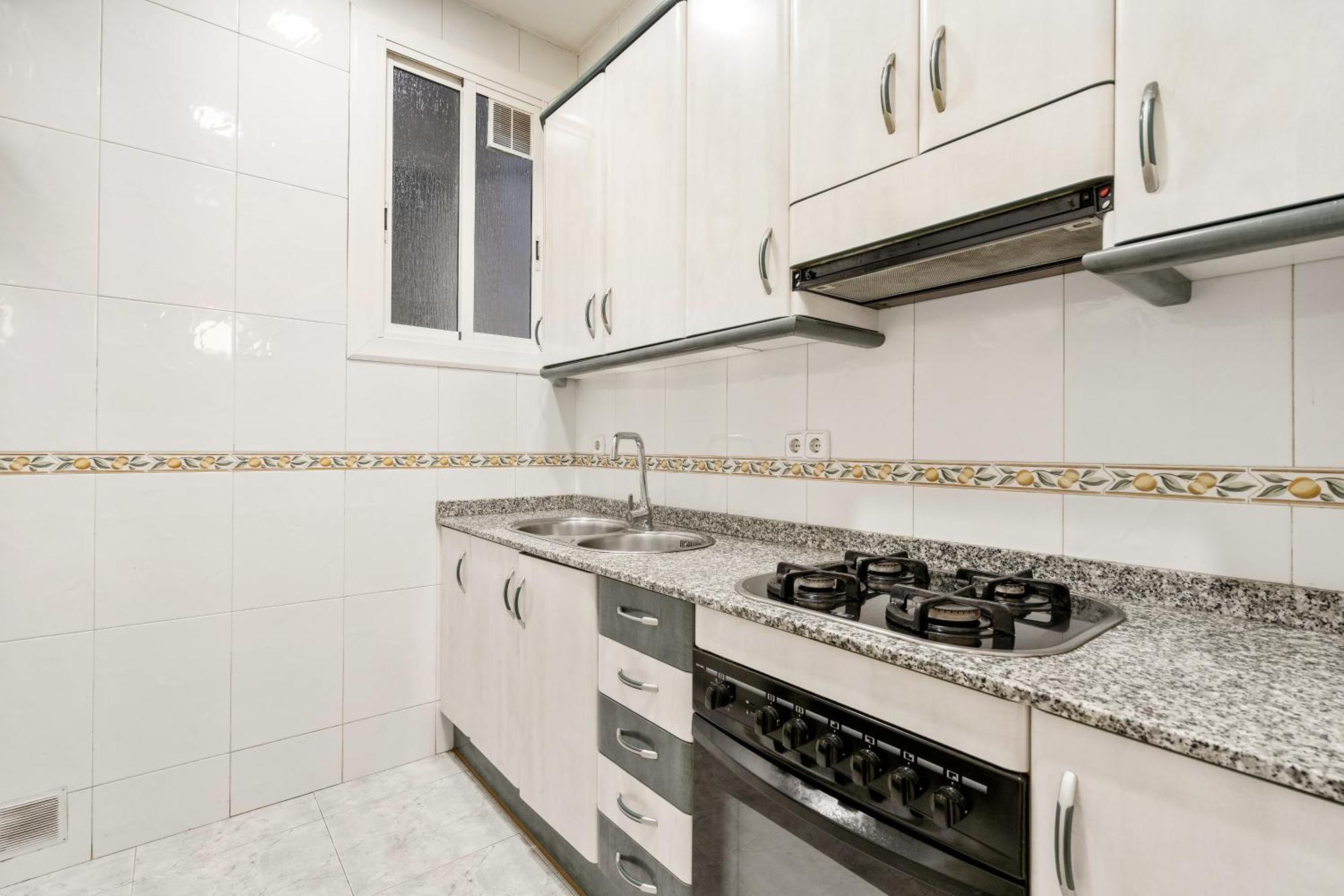 Spacious 5-bedroom In Apartment *