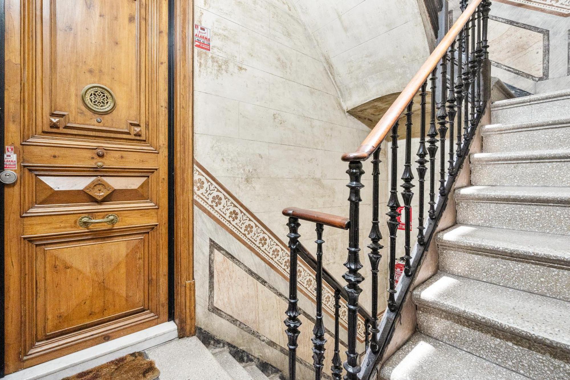 Spacious 5-bedroom In * Barcelona