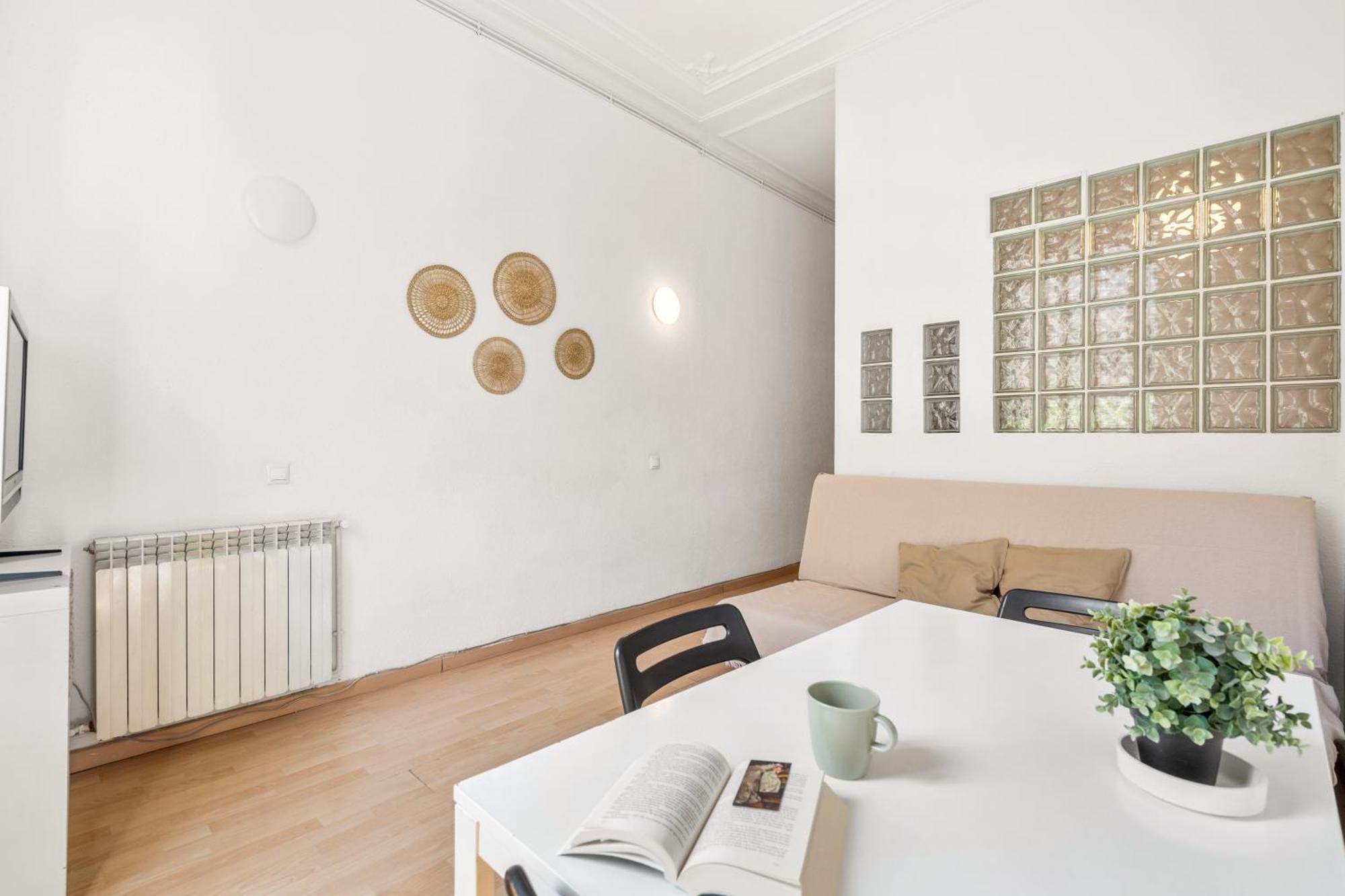 Spacious 5-bedroom In Apartament
