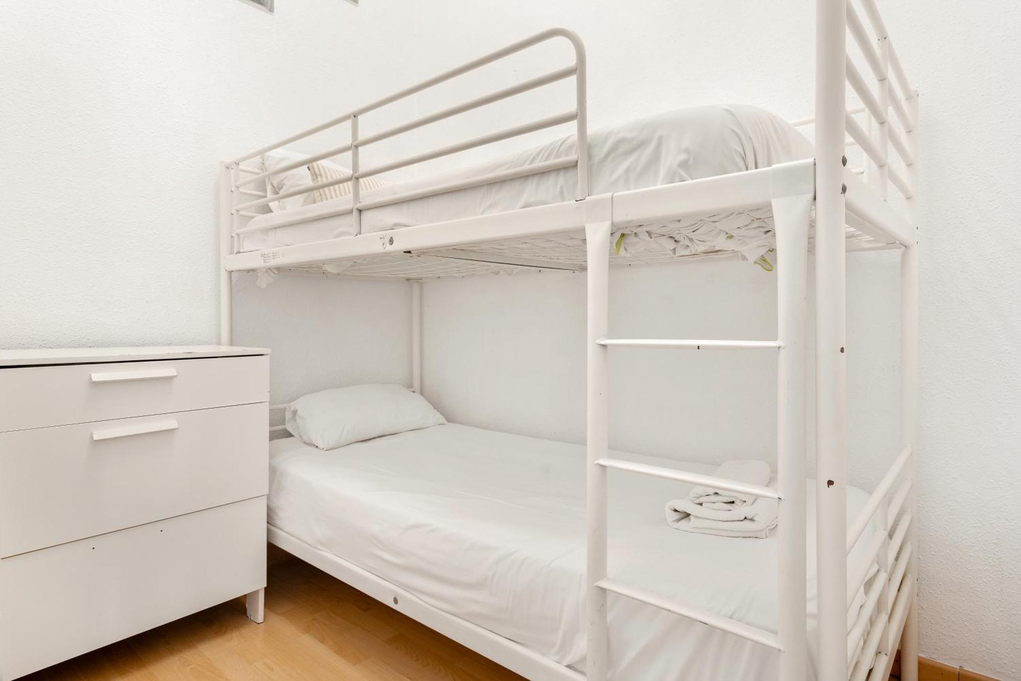Spacious 5-bedroom In Apartament Barcelona