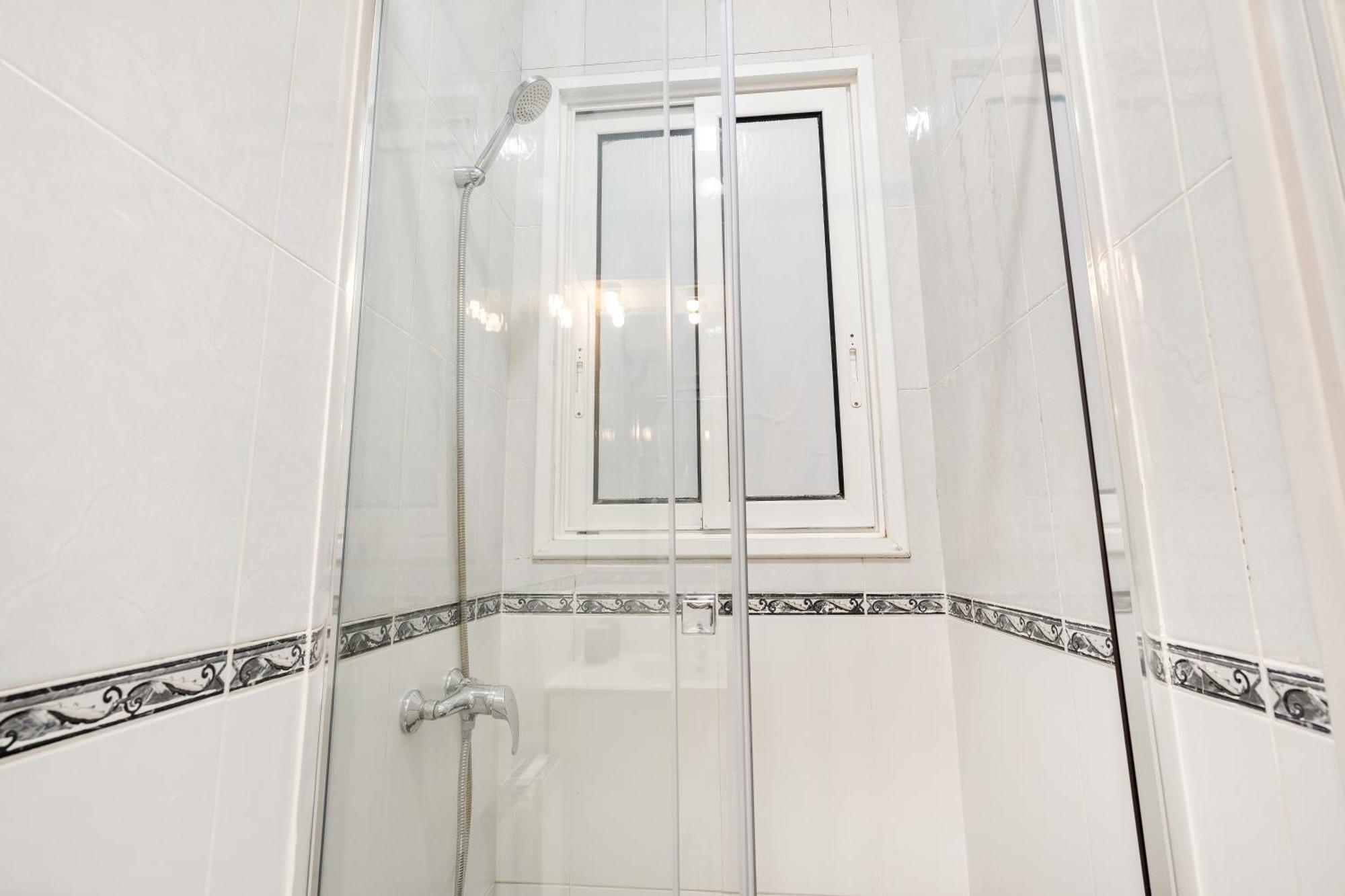 Spacious 5-bedroom In * Barcelona